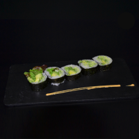 Futomaki vegetal aguacate pepino y lechuga