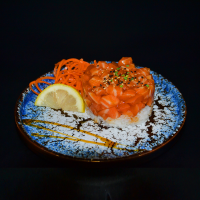 Tartar salmón y arroz de sushi